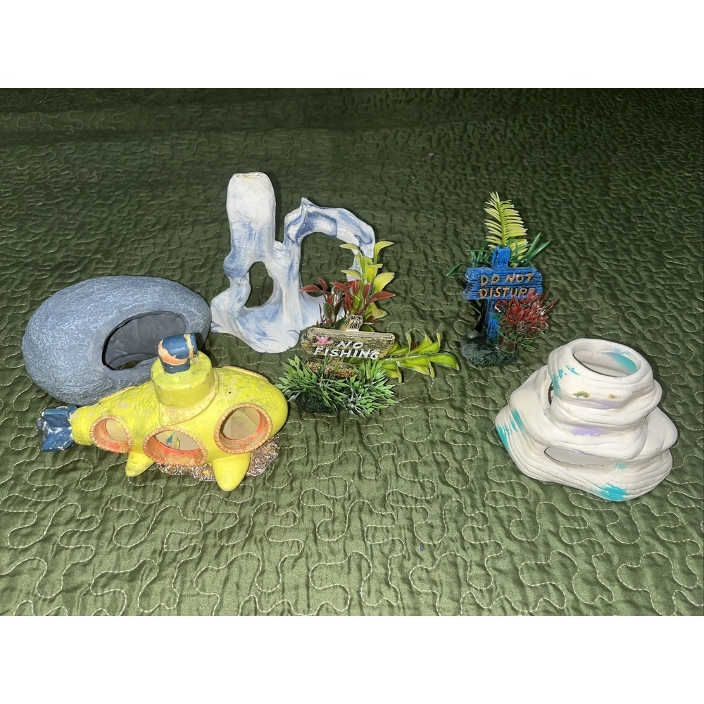 Aquarium Decorations Lot Of 6 , Signs , Submarine, Caves‎
